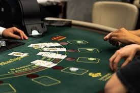 Tampilan permainan slot online dengan simbol warna-warni di layar ponsel
